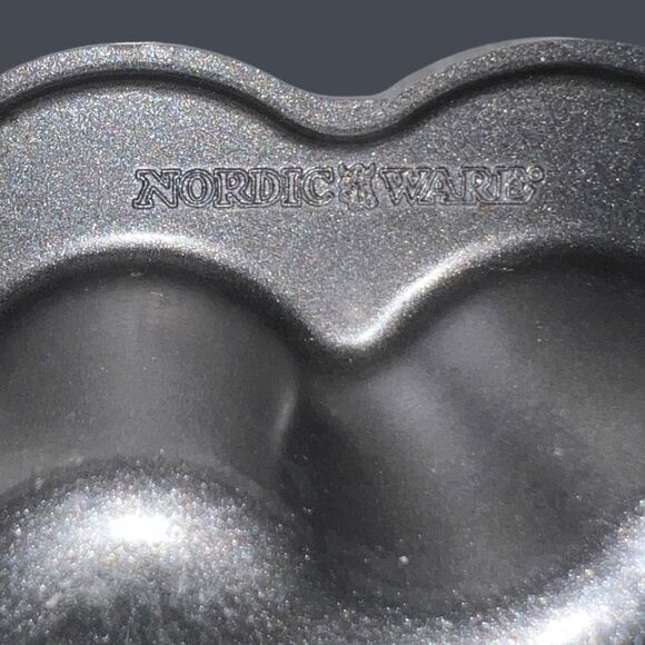 Nordic Ware Mini Heart Baking Pan - 6 hearts 2.5"x2.5”x1.5” - Picture 4 of 4